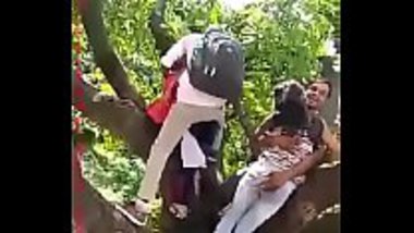 Indian teen have sex in park