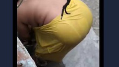 Desi Big Ass Aunty Outdoor Bath Captured By Neighbor
